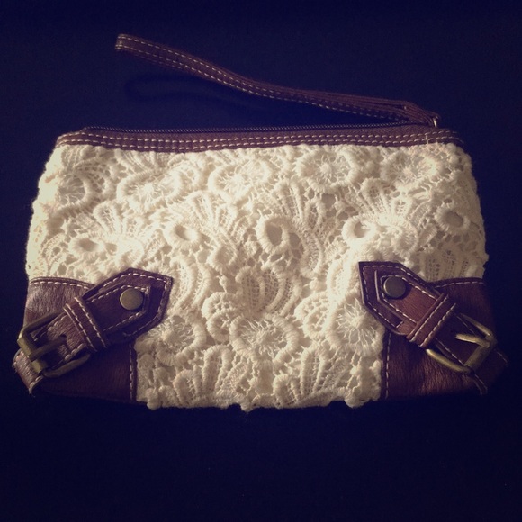 Vintage Handbags - ☀️Lace detail wristlet